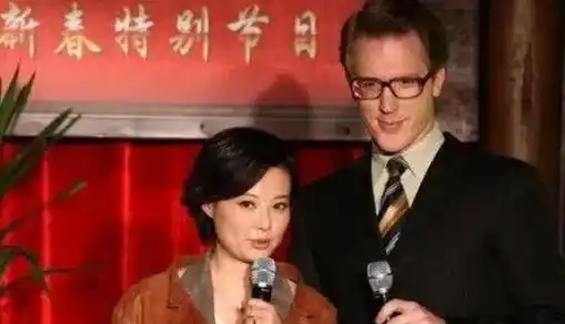 之后两人更是认识不到七个月就快速闪婚,袁立还跟着丈夫跑去了美国