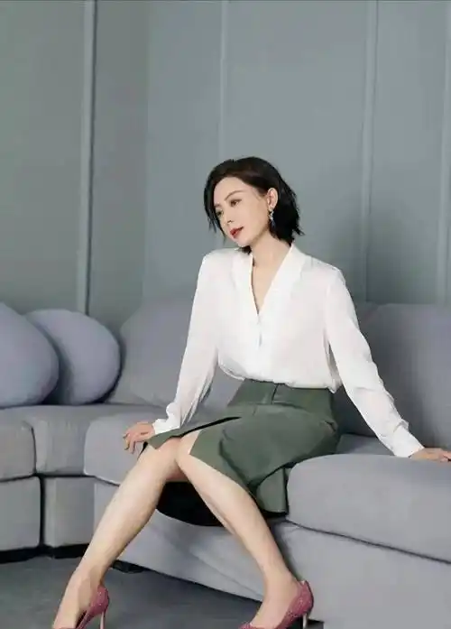 虽然陈数经常选择一些经典的款式来搭配自己的造型,但他并不害怕尝试