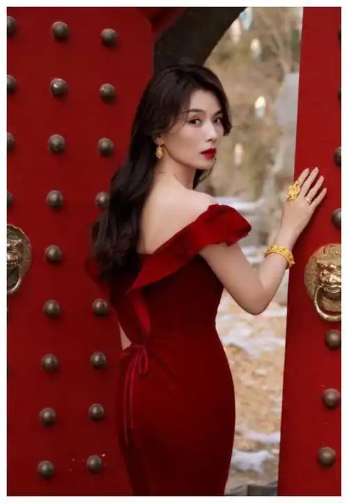 刘涛46岁,依旧迷人!红裙背影展现典雅,气质令人惊叹|娱乐圈_网易订阅