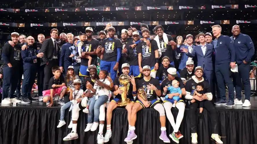 汤普森艳福不浅美女球迷喊话要嫁给他勇士大合影一幕凸显尴尬