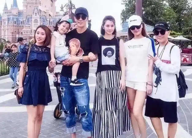 2018年,网友从洪欣发布的一张合照出,原以为张丹峰会是她的良人,谁