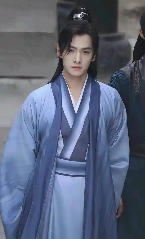 杨洋剧中最新路透,一身蓝色西装,气质高贵优雅,侧脸太惊艳!