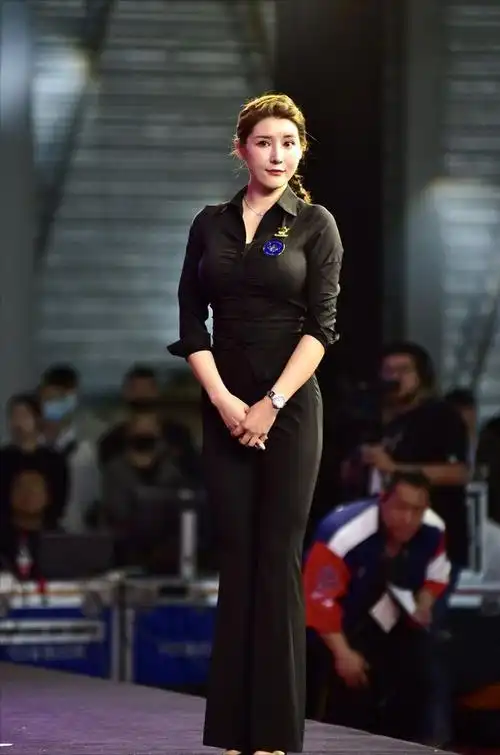 刘太阳:"翘臀女神"曲线完美!人称"凹凸曼",成了全场的焦点