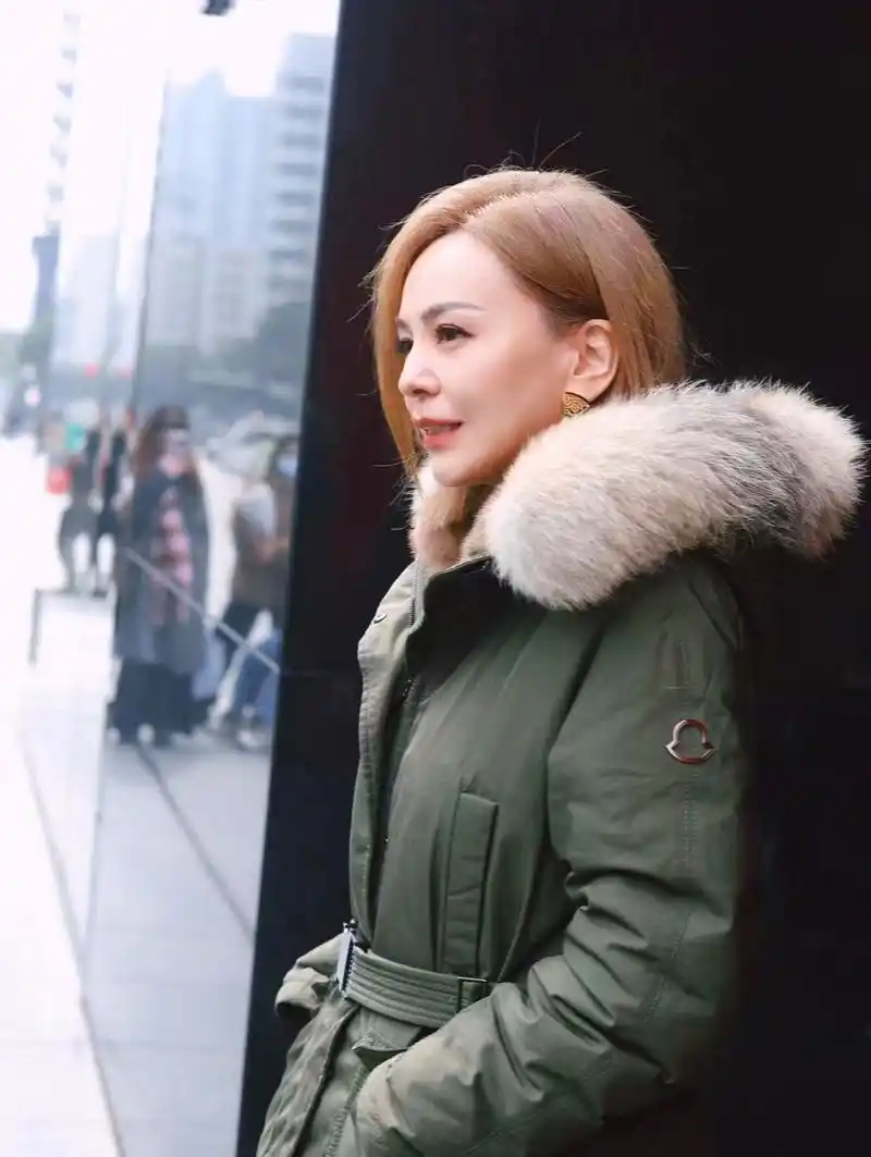 雪姨王琳参加浪姐路透,估计这款羽绒服要火了.#王琳浪姐路透