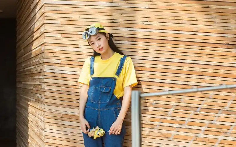 元气少女可爱小黄人写真图片桌面壁纸