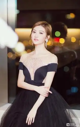 景甜胆子也太"大"了,穿黑色连衣裙,挤得那么厉害也不怕走光