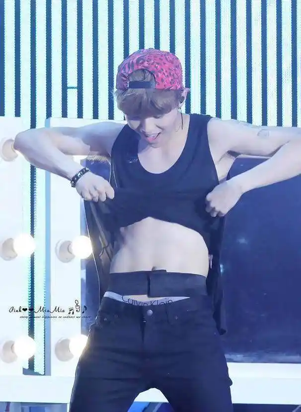 鹿晗演唱会现场秀腹肌最后腹肌没有有的只有ck小内内