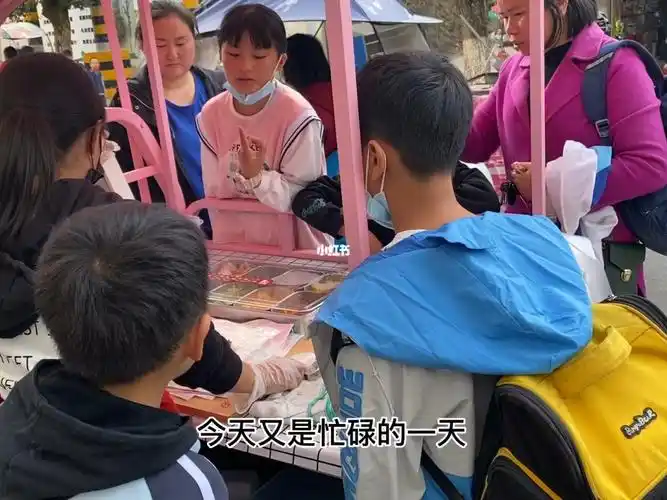 在老家摆摊卖寿司饭团