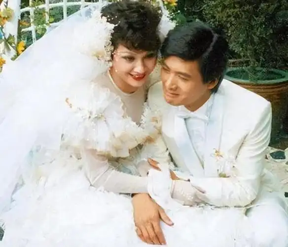 回顾周润发:为陈玉莲自杀与陈荟莲厮守37年,前妻与孩子成遗憾