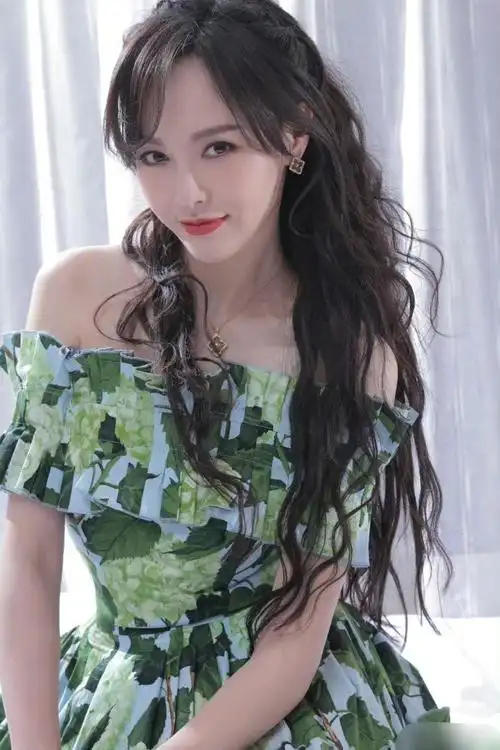 唐嫣反差感造型##唐嫣最新营业照