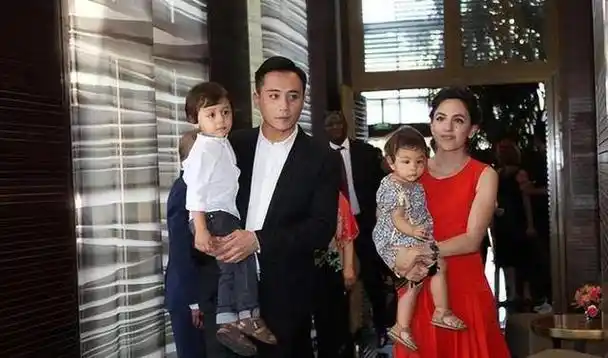 刘烨一家四口亲密亮相长城,穿着低调又接地气!