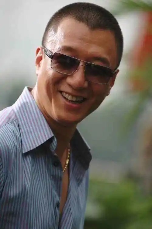 孙红雷和朋友的女朋友跳舞朋友打电话给他我把女朋友让给你吧