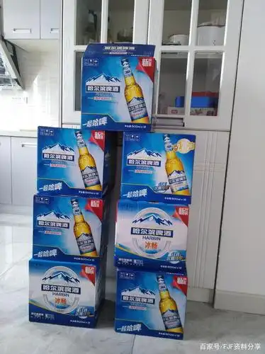 在家中吃饭,为八个人准备的啤酒