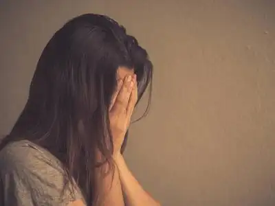 虐心复古风格的伤心女人独自坐在空荡荡的房间照片