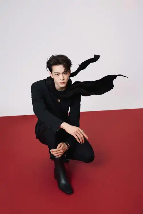 曾舜晞超话曾舜晞微博之夜出图96     若隐若现的胸肌  飞起来的