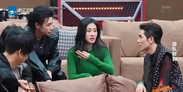 在《闪光的乐队》中,张碧晨一开始便希望继续和萧敬腾合作,并且多次向