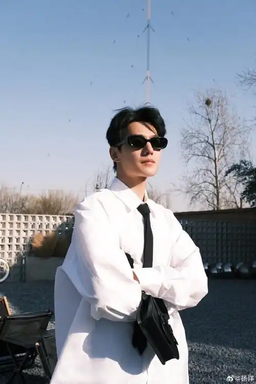 杨洋清瘦了不少#清爽男大,帅得很轻而易举,松弛得很舒服的状态,恨