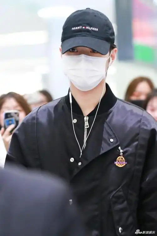 赖冠霖全黑look亮相机场戴耳机听歌走路气场高冷