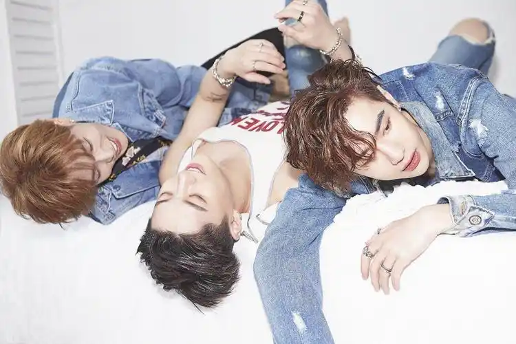 uniq出道三周年爆合照感恩粉丝一路同行