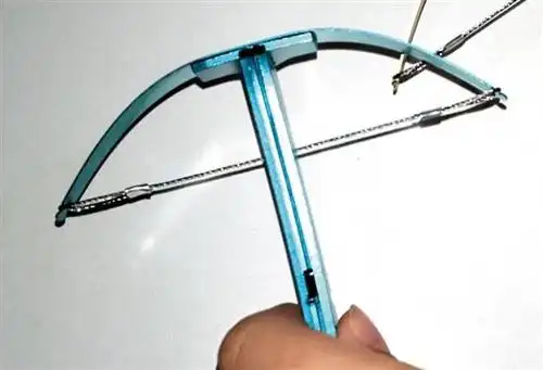 钟传芳实习生 刘锦蓉 罗凤楸一枚可发射牙签或钢针的小小十字弩,竟能