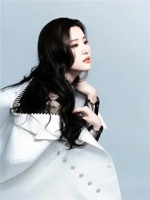 刘亦菲时尚大片 展现酷美新一面