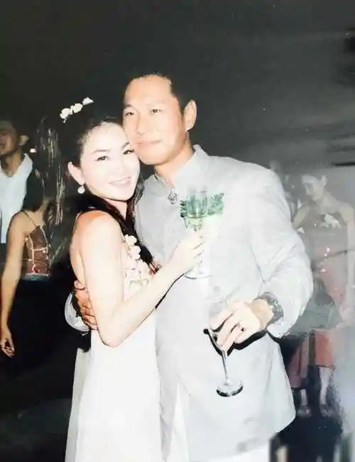 明明年纪相差不大,却看着像两代人,这6位女星把"老公熬成爹"|张庭