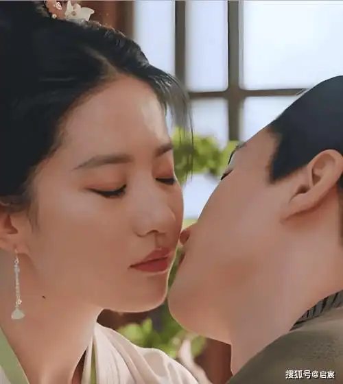 刘亦菲被问拍吻戏有反应怎么办?神仙姐姐的回答绝了,主持人脸红