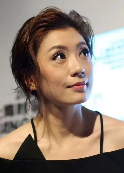 原创贾静雯阔太气质不经扛未修图肤色黝黑颈纹也扎堆好几层