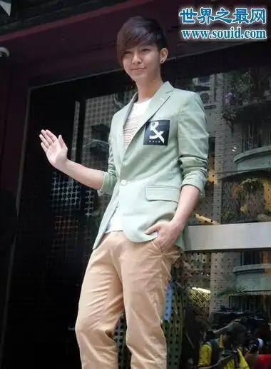 炎亚纶出席活动,面对被封为演艺圈4大天(雕)王之一,他骄傲的表示:是