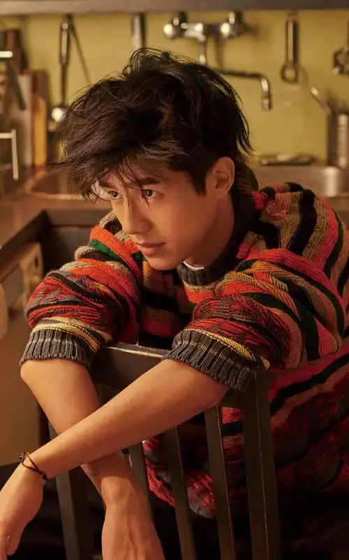 刘昊然帅气迷人时尚杂志写真大片 _ 图片网