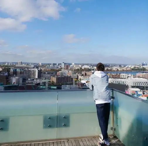 王源伯克利课堂背影照