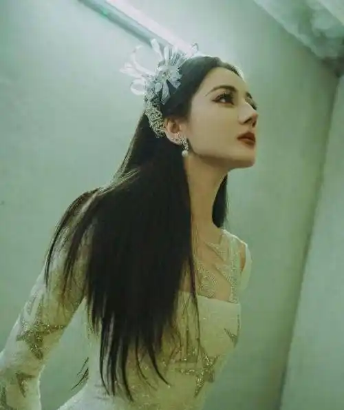 迪丽热巴一袭星星礼服头戴水晶头饰宛若洋娃娃!