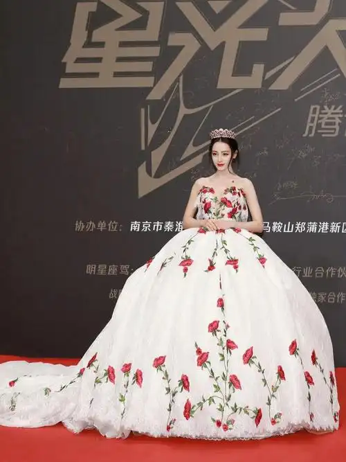来看迪丽热巴红毯礼服造型合集 果然时尚的完成度还是靠脸