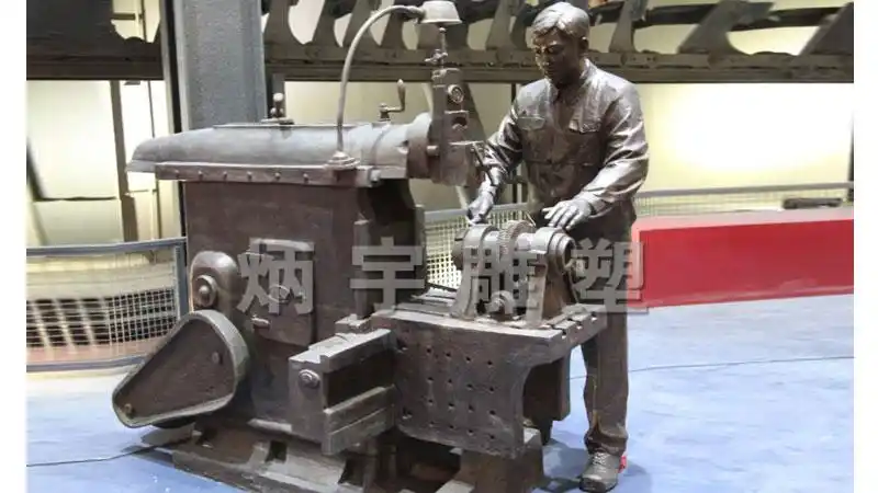 钢铁工人炼钢情景雕塑展现了他们无坚不摧的精神