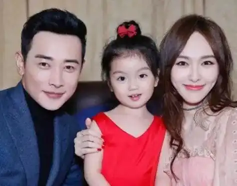 罗晋曾谈过两次恋爱,与唐嫣感情前深爱李曼,还曾跟苗圃是姐弟恋