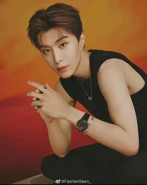 范丞丞 x 宝格丽 |快拍无肩黑色t恤,简单利落,彷佛温柔阳光邻家大男孩