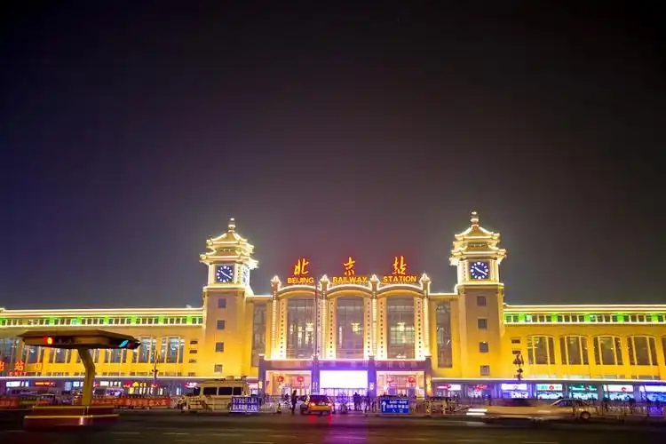 灯火辉煌,热闹繁忙的北京火车站夜景.