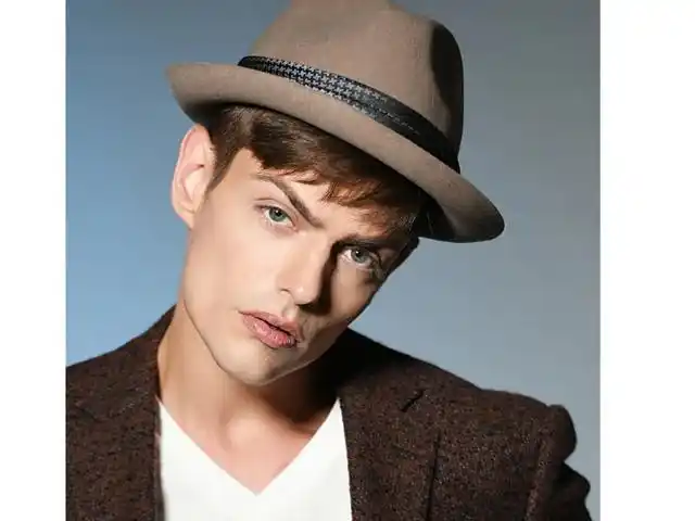 男士穿西服戴什么帽子