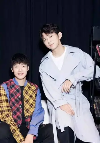 同款背包,微博暗搓搓互动,何炅魏大勋有情况?__财经头条