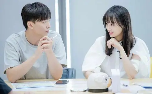 知情人透露郑爽张恒早已分手,两人曾拒绝录制节目,关系很不和睦