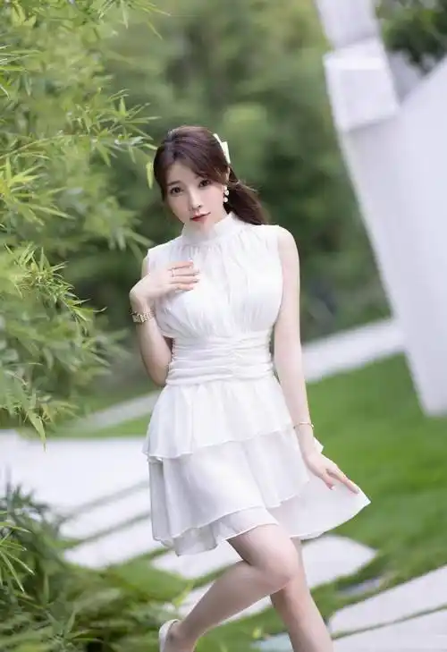时尚穿搭:徐莉芝白色蓬蓬纱连衣裙搭配高跟鞋,气质高雅妩媚迷人