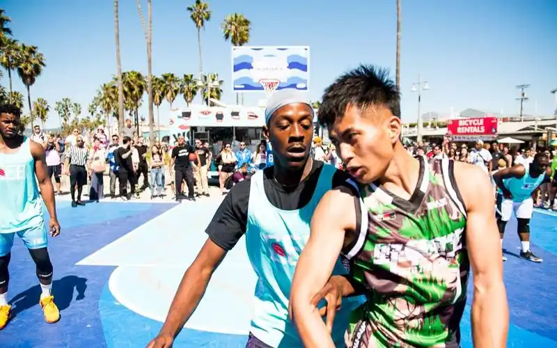 路人王军哥头盔哥张智扬挑战洛杉矶威尼斯球场