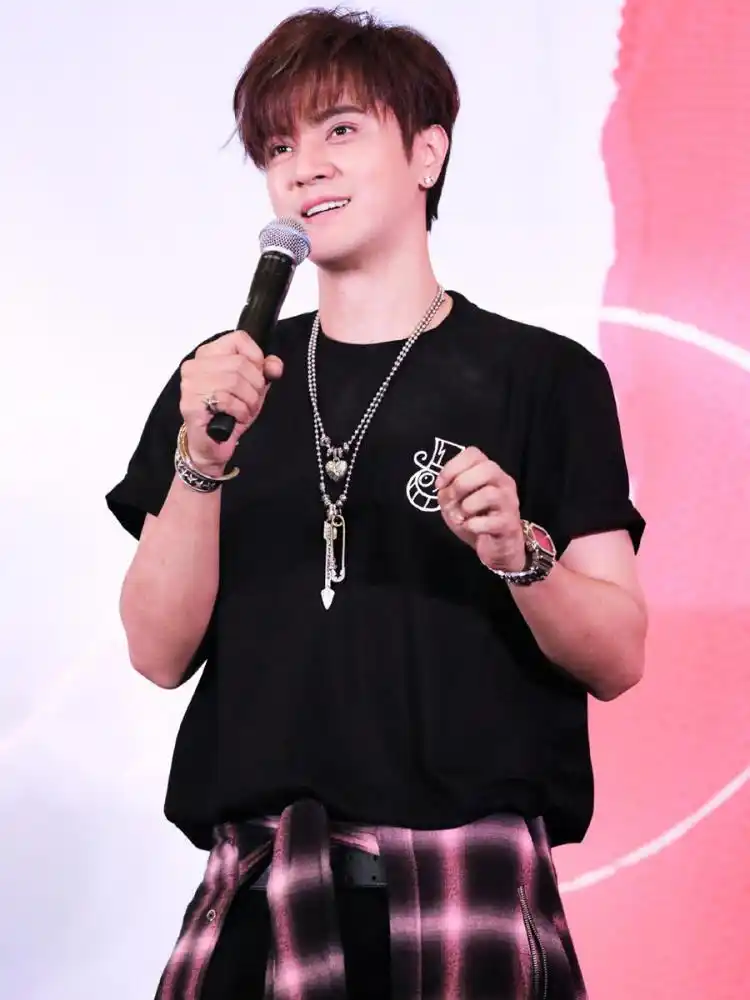 罗志祥快40岁了,穿一身黑色造型,帅得飞起