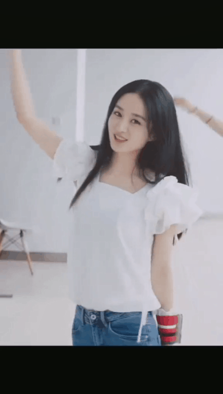 赵丽颖七夕晒跳舞视频宠粉黑长直造型清纯可人忘记舞蹈动作秒变小可爱