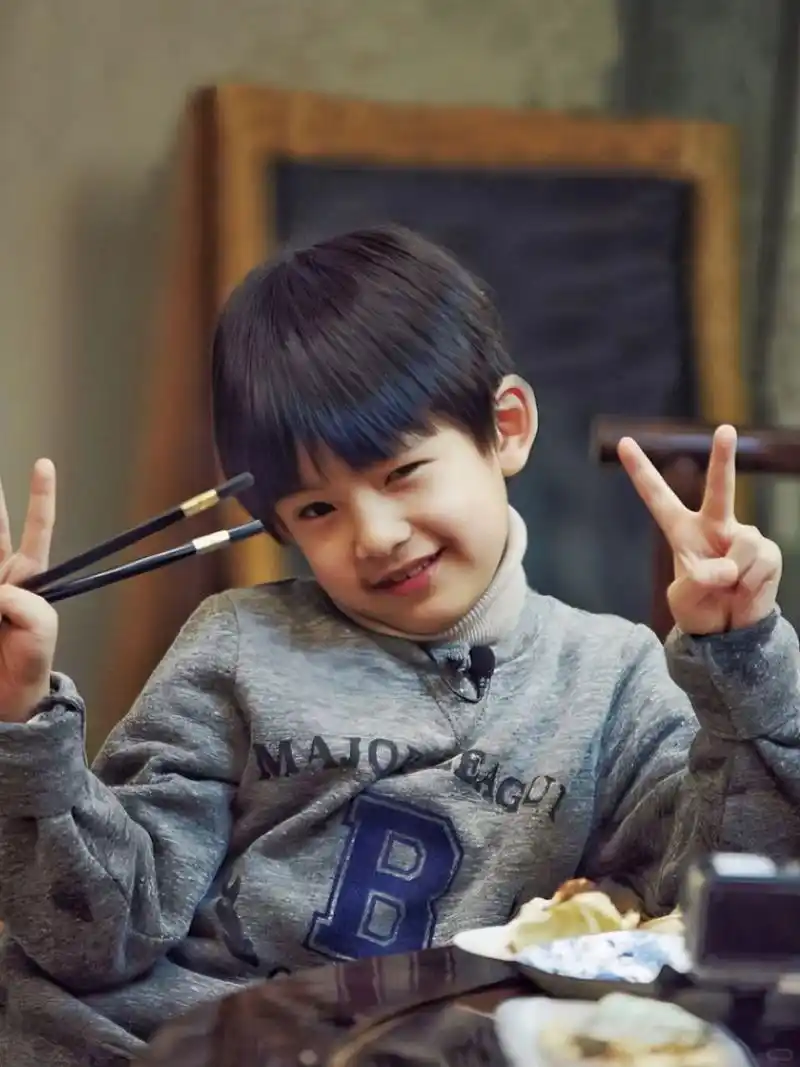 董洁潘粤明之子顶顶,高颜值星二代帅气亮相!