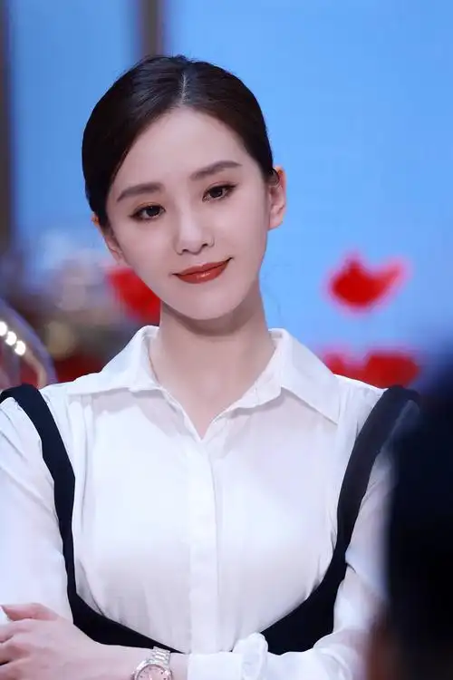 2021年7月6日,上海,刘诗诗出席腕表活动,她身穿白衬衫搭配黑色背带