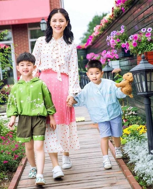 沙溢一家不愧是模范家庭,出街穿同系列服装,简直太有爱了