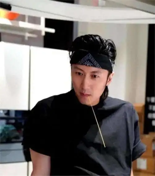 实在瞒不住了!谢霆锋藏了10年的女儿被曝光,王菲却蒙在鼓里