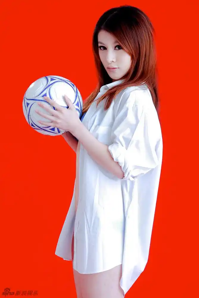 新浪娱乐讯 王月雯突破尺度,拍摄一组性感比基尼写真,大秀性感美背