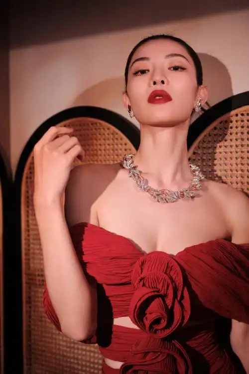 elle风尚大典明星红毯##钟楚曦抹胸高开叉红裙##钟楚曦红玫瑰薄纱裙